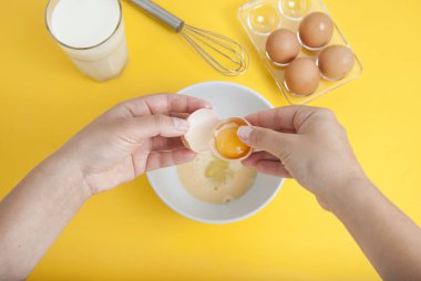 Malzemeler tatlı hazırlık pişirme karıştırma pişirme tatlı eller sarı arka plan