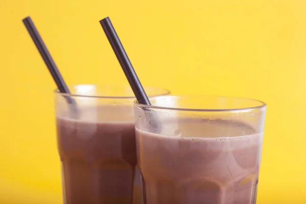 Chocolade Coccoa Zoet Drankje Glas Stro Geïsoleerd Gele Achtergrond — Stockfoto