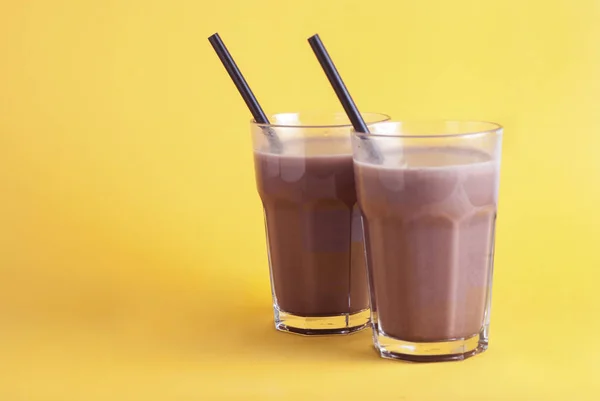 Schokolade Kakao Süßes Getränk Glas Stroh Isoliert Gelb Hintergrund — Stockfoto