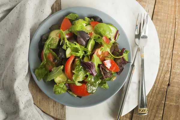 Taze yeşil salata ile Mix yeşil ıspanak yaprakları, Augula, fesleğen, marul, domates, salatalık. rustik tarzı