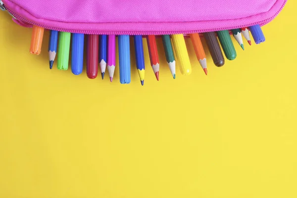 Lápices Colores Útiles Escolares Fondo Amarillo Caso Rosa Volver Escuela — Foto de Stock