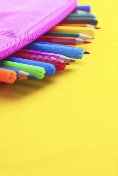 Lápices Colores Útiles Escolares Fondo Amarillo Caso Rosa Volver Escuela — Foto de Stock