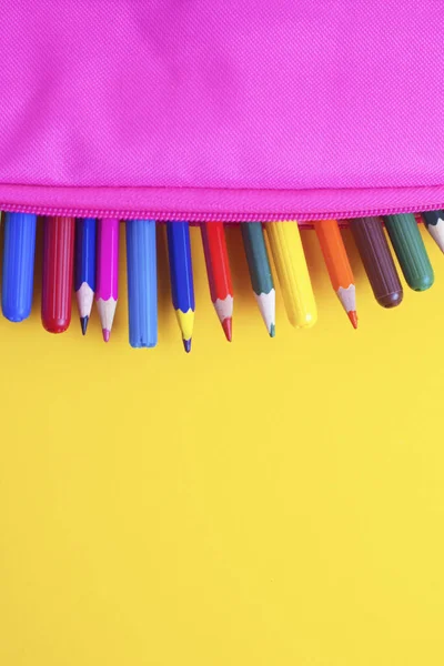 Lápices Colores Útiles Escolares Fondo Amarillo Caso Rosa Volver Escuela —  Fotos de Stock