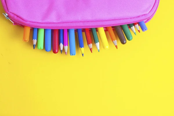 Lápices Colores Útiles Escolares Fondo Amarillo Caso Rosa Volver Escuela — Foto de Stock