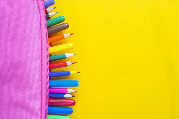 Lápices Colores Útiles Escolares Fondo Amarillo Caso Rosa Volver Escuela — Foto de Stock