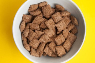 Kahvaltı Mısır çikolata yastık. Lezzetli kahvaltı. Isoalted sarı arka plan üzerinde.