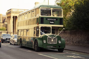 Oxford, İngiltere - 13 Ekim 2018: Yeşil turistik buss sokak turizm