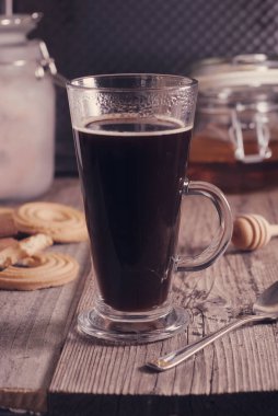 Espresso kahve. Espresso içki ile krema, krem şanti ile tepesinde. Vintage tarzı. 