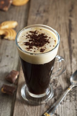 Espresso kahve. Espresso içki ile krema, krem şanti ile tepesinde.