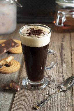 Espresso kahve. Espresso içki ile krema, krem şanti ile tepesinde.