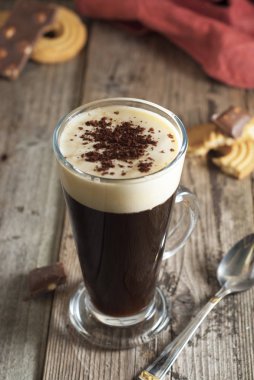 Espresso kahve. Espresso içki ile krema, krem şanti ile tepesinde.