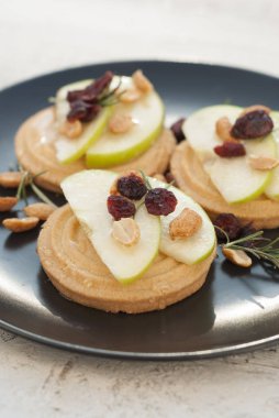 Çıtır kurabiyeleri, elma dilim ve Ballı bisküvi. Lezzetli kahvaltı veya Aperatif.