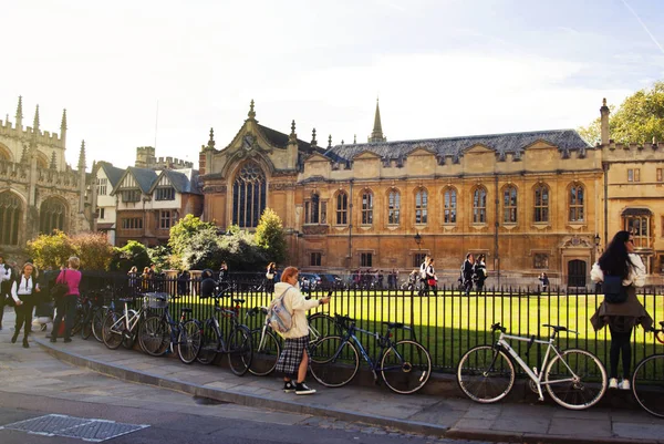 Oxford August 2015 Bicycles Parked Front Building Decorated Flowers City — Stock Photo, Image