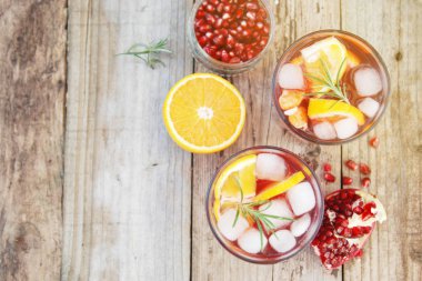 Kırmızı şarap kızılcık narenciye nar sangria. Üstten görünüm, metin için yer.