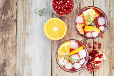 Kırmızı şarap kızılcık narenciye nar sangria. Üstten görünüm, metin için yer.