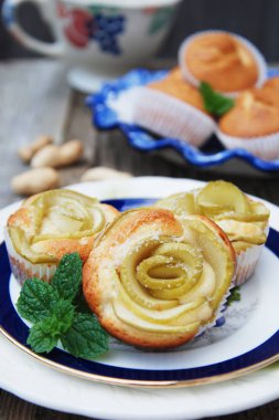 Rustik ahşap arka plan üzerinde elma kek