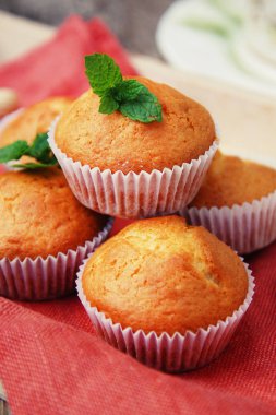 Rustik arka planda turuncu peçete üzerinde ev yapımı kek.