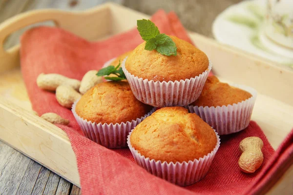 Muffin Fatto Casa Tovagliolo Arancione Sullo Sfondo Rustico — Foto Stock