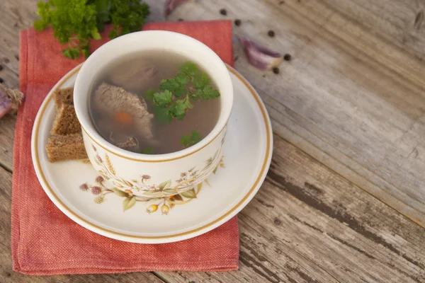 Tydlig Nötkött Buljong Buljong Vit Skål Och Grönsaker Träbord — Stockfoto