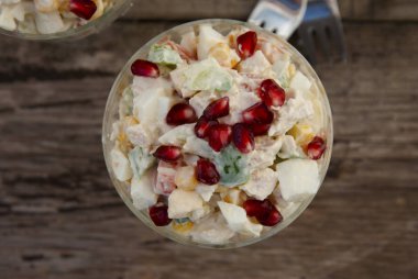 Ahşap masa üzerinde mayonezli geleneksel Rus salatası.