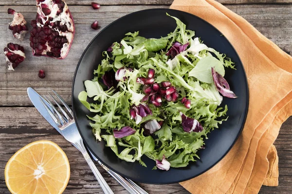 Taze Yeşil Salata Marul Kıvırcık Roka Ispanak Ile — Stok fotoğraf