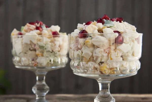 Salada Russa Tradicional Com Maionese Mesa Madeira — Fotografia de Stock