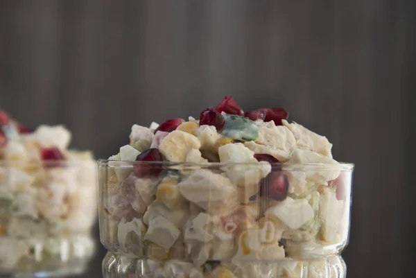 Salada Russa Tradicional Com Maionese Mesa Madeira — Fotografia de Stock