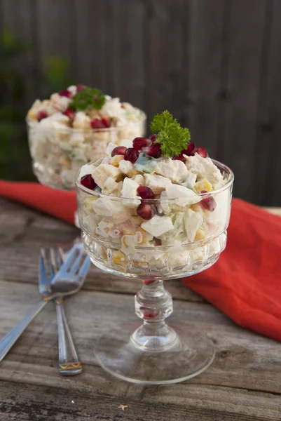 Traditioneller Russischer Salat Mit Mayonnaise Auf Holztisch — Stockfoto