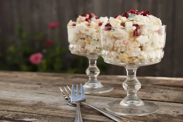 Salada Russa Tradicional Com Maionese Mesa Madeira — Fotografia de Stock