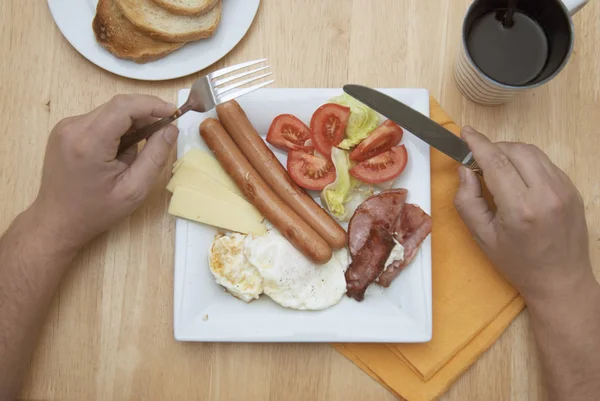 Joven Está Tomando Desayuno Inglés Tradicional Con Tocino Huevos Vista — Foto de Stock