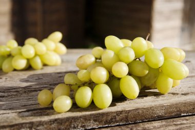 Üzüm kadar rustik vintage tarzı kopya alanı ile yakın ahşap bir masa üzerinde. Ahşap üzerine taze üzüm. İzole