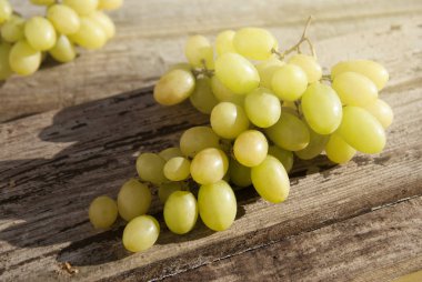 Üzüm kadar rustik vintage tarzı kopya alanı ile yakın ahşap bir masa üzerinde. Ahşap üzerine taze üzüm. İzole