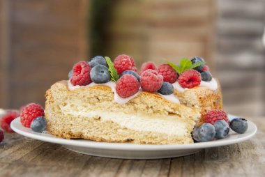 Taze böğürtlenli ev yapımı cheesecake ve tatlı olarak nane şekeri sağlıklı organik tatlı turtalı cheesecake. Peynirli kek..