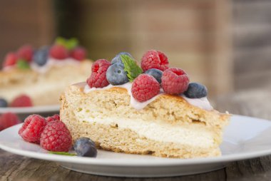 Taze böğürtlenli ev yapımı cheesecake ve tatlı olarak nane şekeri sağlıklı organik tatlı turtalı cheesecake. Peynirli kek..