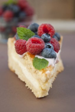 Taze böğürtlenli ev yapımı cheesecake ve tatlı olarak nane şekeri sağlıklı organik tatlı turtalı cheesecake. Peynirli kek..