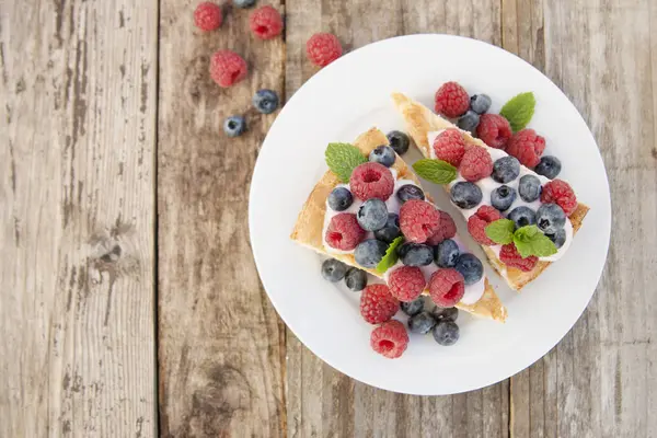 Taze Böğürtlenli Yapımı Cheesecake Tatlı Olarak Nane Şekeri Sağlıklı Organik — Stok fotoğraf