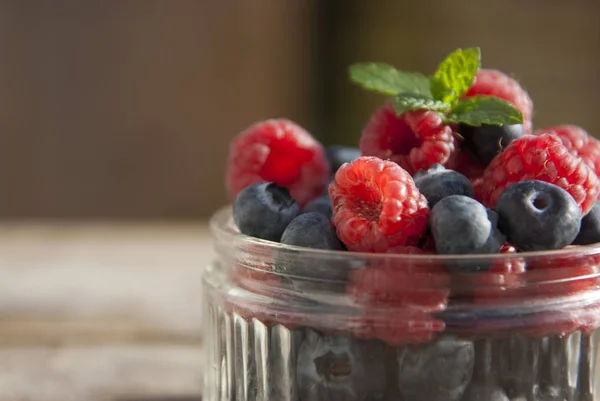 Mangkuk Kaca Kecil Penuh Blueberry Dan Raspberry Siap Untuk Makan — Stok Foto