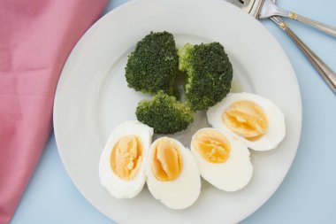 Brokoli haşlanmış yumurta halfes, sağlıklı gıda ile