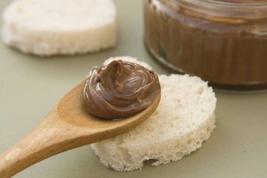 Ev yapımı fındık kabın içinde yayıldı. Fındık nuga krem.