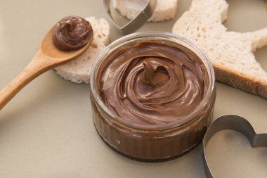 Ev yapımı fındık kabın içinde yayıldı. Fındık nuga krem.