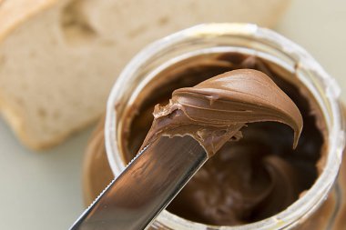 Ev yapımı fındık kabın içinde yayıldı. Fındık nuga krem.