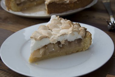 Armut kek ya da pasta, tabakta beze ile parça