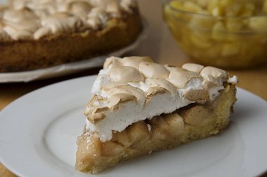 Armut kek ya da pasta, tabakta beze ile parça