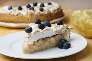 Armut kek ya da pasta, tabakta beze ile parça