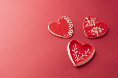 Kırmızı bir arka plan üzerinde kırmızı dekoratif kalpler. Sevgililer günü tebrik kartı, aşk kutlama. Kopya alanı.