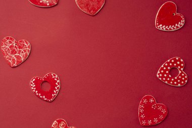 Kırmızı bir arka plan üzerinde kırmızı dekoratif kalpler. Sevgililer günü tebrik kartı, aşk kutlama. Kopya alanı.