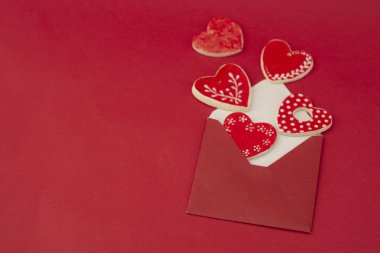 Sevgililer günü. kırmızı zemin üzerine kırmızı kalpler ile kırmızı zarf.