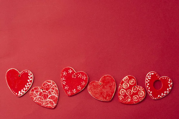 Røde Dekorative Hjerter Rød Bakgrunn Valentinsdagen Gratulerer Kort Kjærlighets Feiring – stockfoto
