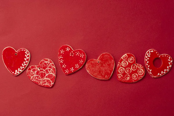 Красные Декоративные Сердца Красном Фоне Открытки День Святого Валентина Празднование — стоковое фото