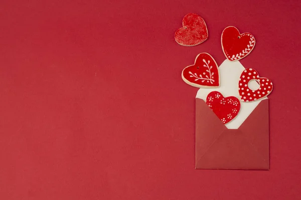День Святого Валентина Красный Конверт Красными Сердцами Красном Фоне — стоковое фото